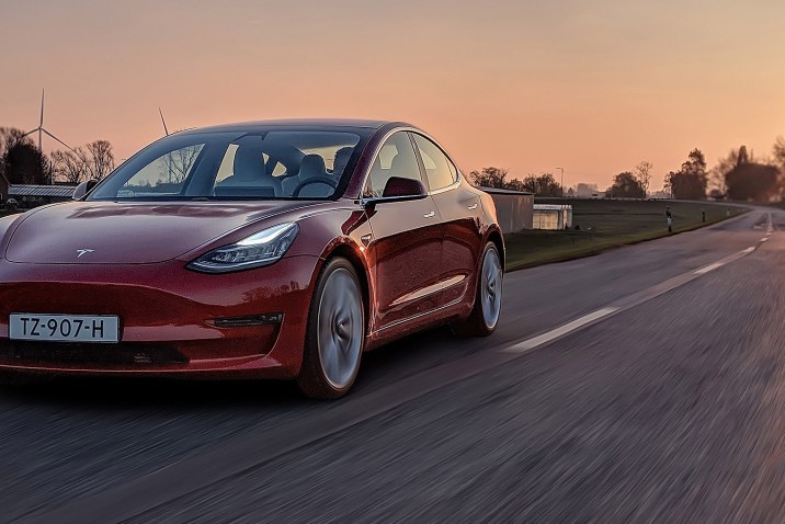 Tesla Araçları Konuşmaya Başlayacak